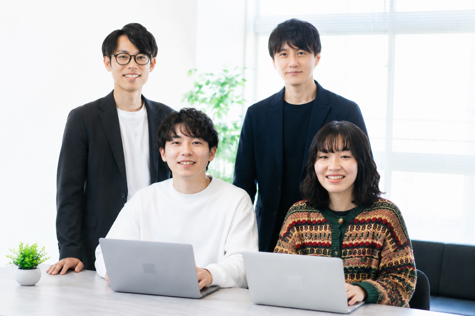 オフィスで働くメンバー