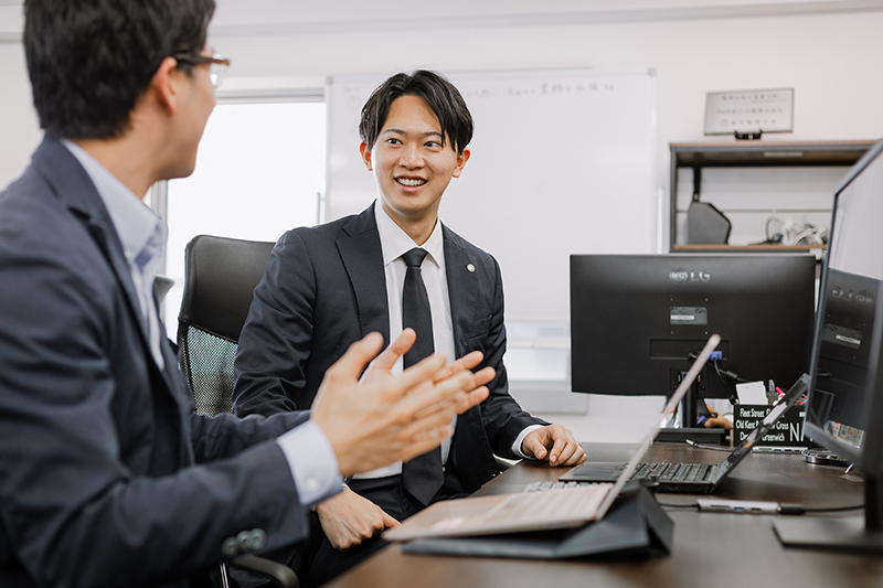 チームで議論する様子